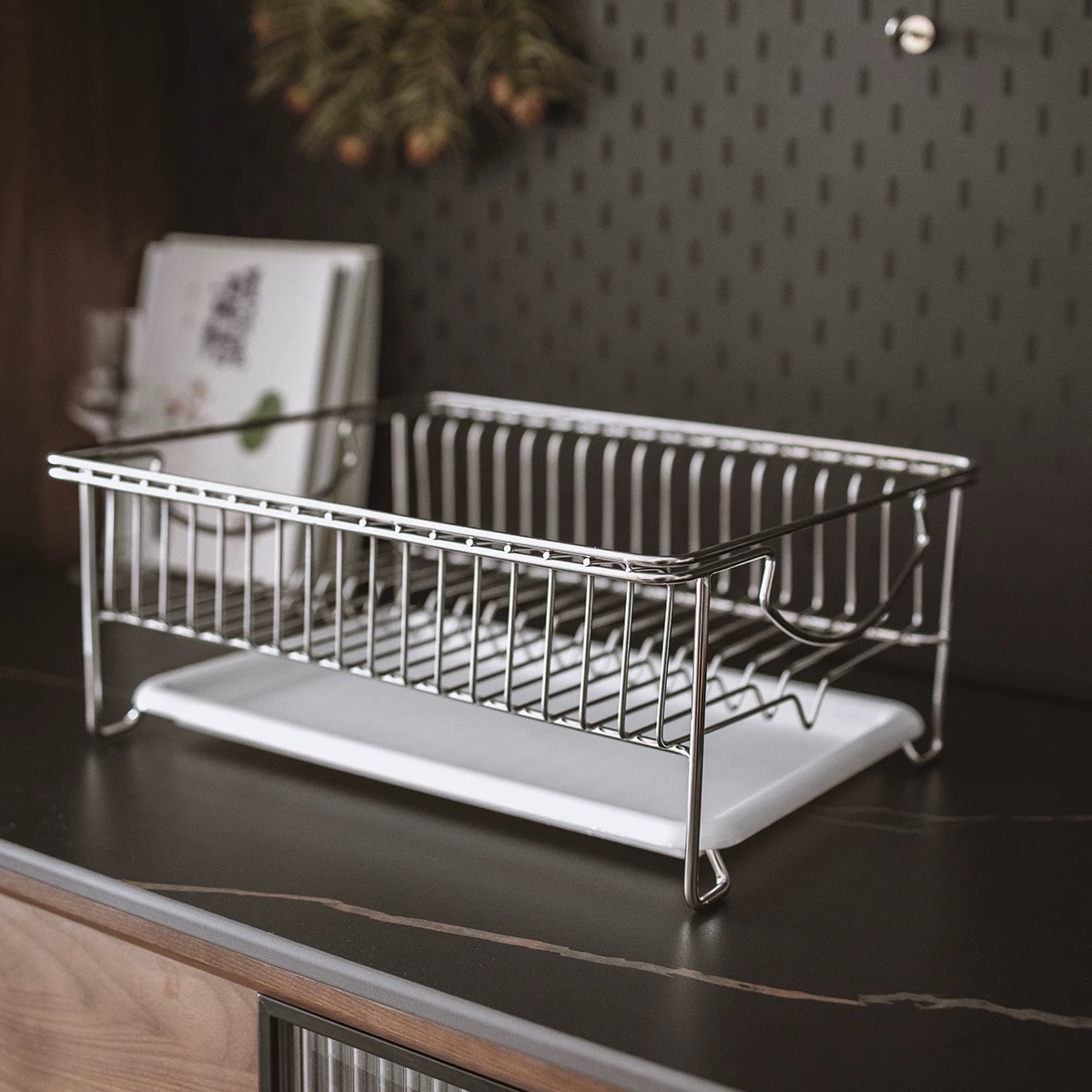 কিভাবে একটি মেটাল হোম স্টোরেজ রাক একটি কাঠের এক তুলনা করে?